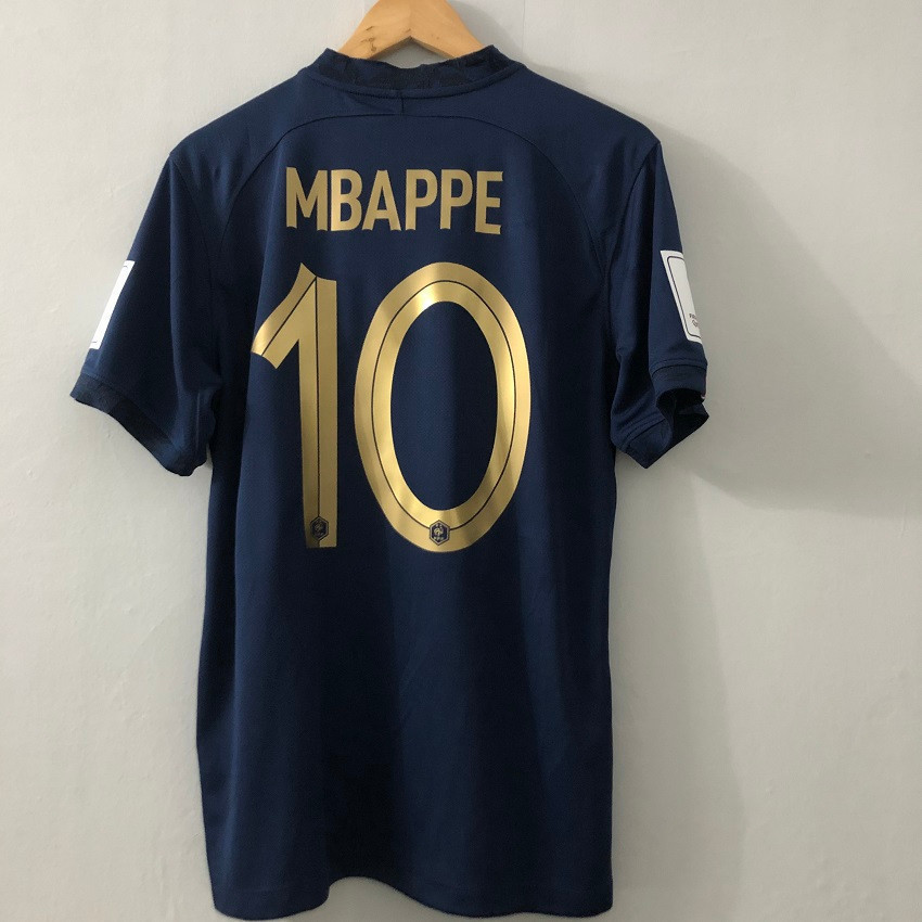 เสื้อฟุตบอลทีมเหย้าฝรั่งเศส ปี 2022 พร้อมลายเซ็นของ Mbappe และ Griezmann