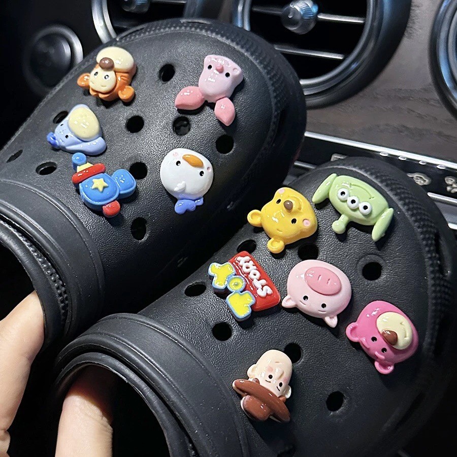 จิ๊บบิทหมีพูห์ จิ๊บบิทอายบอลสามตา ติดรองเท้าCrocs แบบDIY OACC