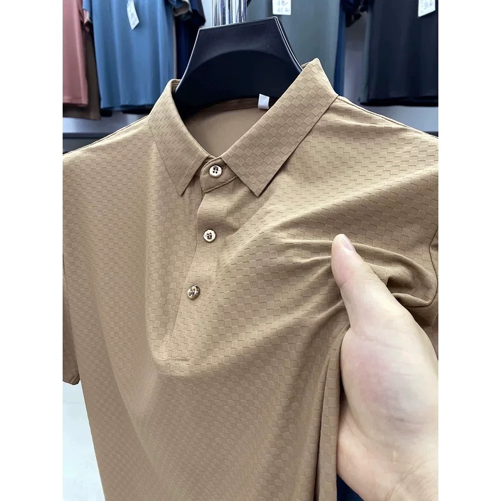 POLO เสื้อผู้ชายแขนสั้น ลายสก๊อต ทำจากผ้าไหมน้ำแข็งซึมซับเหงื่อไว เหมาะสำหรับวัยรุ่นและใส่ประจำวัน