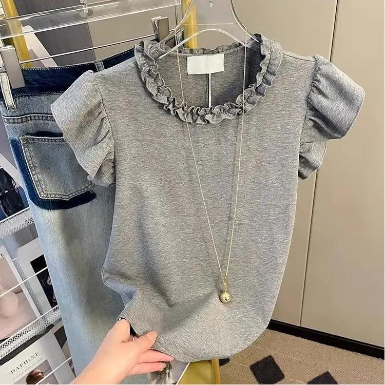 สไตล์เรโทรสุดหรูสำหรับการเดินทาง เสื้อยืดแขนสั้นคอกลมสีเทาสำหรับผู้หญิง แฟชั่นฤดูร้อน ทันสมัยและช่วยลดอายุ ดูดีมีสไตล์