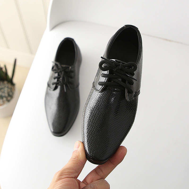 รองเท้าแฟลต lace-up สำหรับเด็กชาย อายุเรียน และรองเท้าแต่งงานสำหรับเด็กวัยหัดเดิน ดีไซน์แฟชั่นและสวมใส่ได้อย่างมั่นใจ