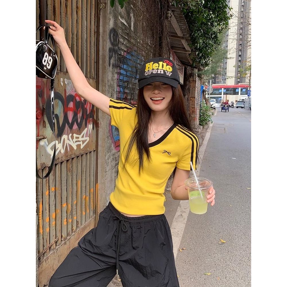 Cod ผ้าฝ้ายแท้สีเหลือง V คอลายไหล่แขนสั้นเสื้อยืดผู้หญิง 2025 ฤดูร้อนสไตล์ใหม่อเมริกัน Slim-Fit สั้น