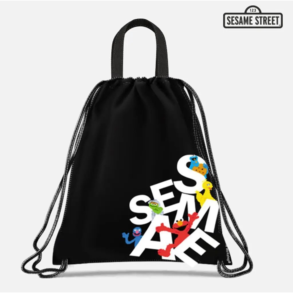Bundanjai (หนังสือ) SST3-กระเป๋าเป้เชือกรูด : Sesame Street Big Letters Drawstring Backpack W34xH43 cm.-BK