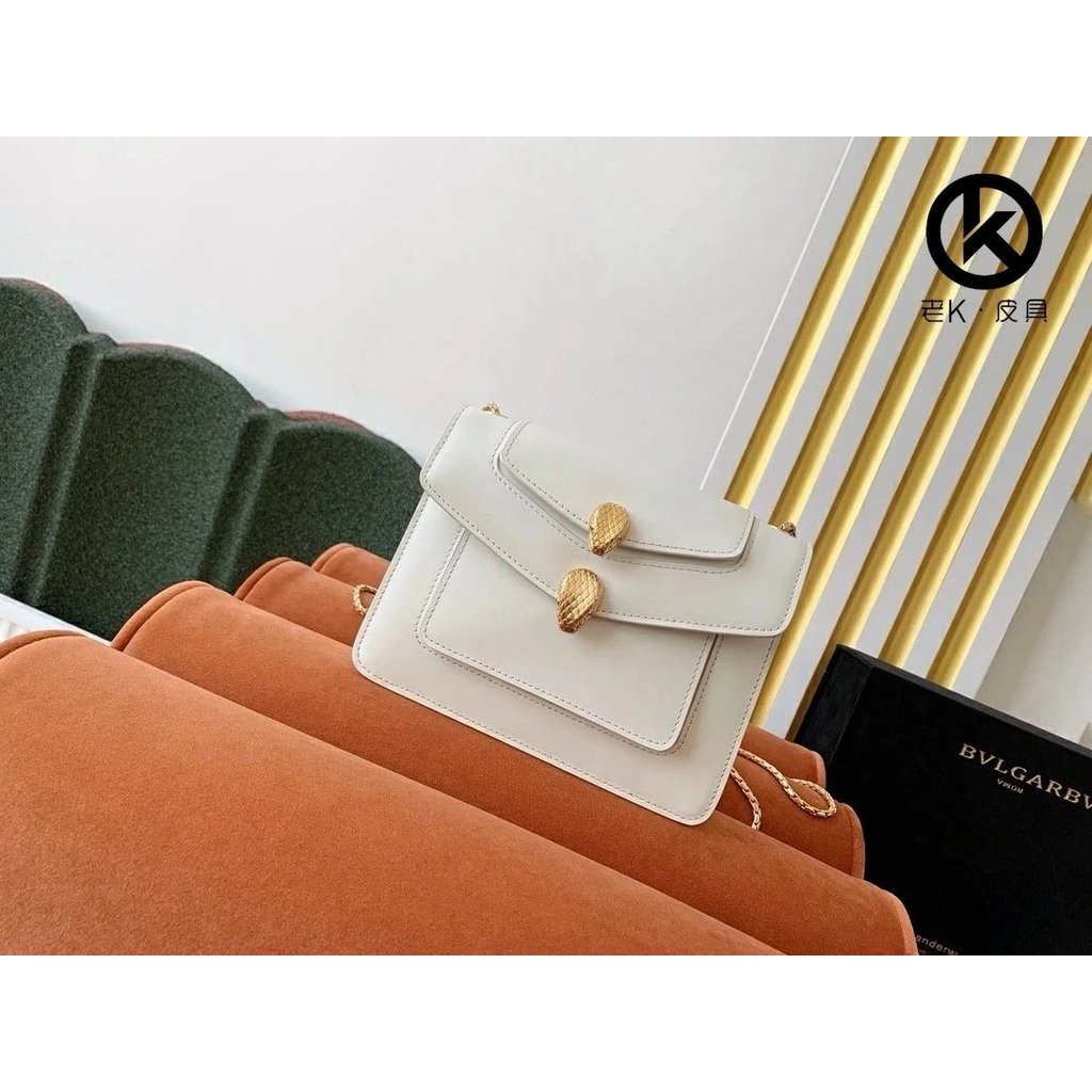 กระเป๋าสะพาย Alexander Wang x Bvlgari Limited Edition ดีไซน์ฝาพับสองชั้น ผลิตจากหนังลูกวัวเรียบ