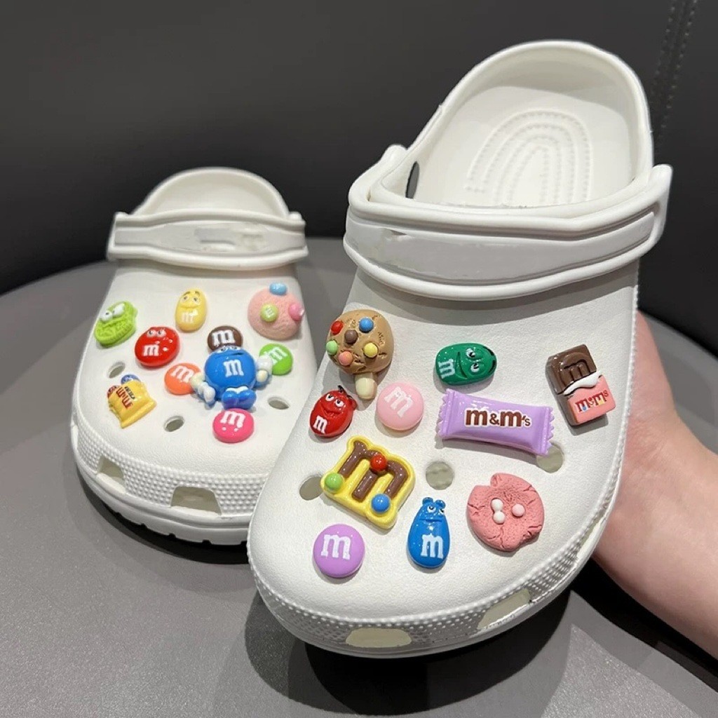 ✨จิ๊บบิทช็อกโกแลตM&Ms จิ๊บบิทถอดเปลี่ยนง่าย ตกแต่งรองเท้าCrocs แบบการ์ตูน RYQK