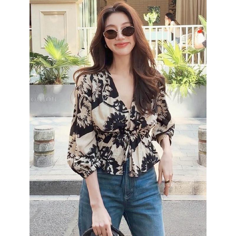 เสื้อผู้หญิงสไตล์ฝรั่งเศสจาก dode.mall ตัวนี้มีโบว์ด้านหน้า คอวี และแขนสามส่วน รหัสสินค้า: W698