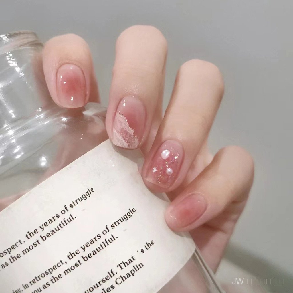 งานศิลปะสองชั้นบนปลายนิ้ว! 💧 เล็บแฮนด์เมดลายบลัชออนใต้ชั้นแววตาเงือก ✨ ทรงสั้นเก๋ไก๋ ทุกชิ้นไม่ซ้ำกัน งานฝีมือดี ใส่มือสวยแตกต่างแถมฟรี! กาว+ตะไบ