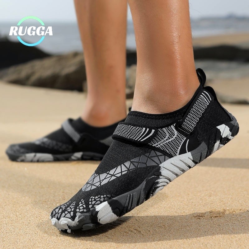 RUGGA 2026 ใหม่ รองเท้ายางลื่นสำหรับชายหาดและสระน้ำ แบบคลุมฝ่าเท้า กางเกงยืดหยุ่นได้ สวมใส่ง่าย ขนาด