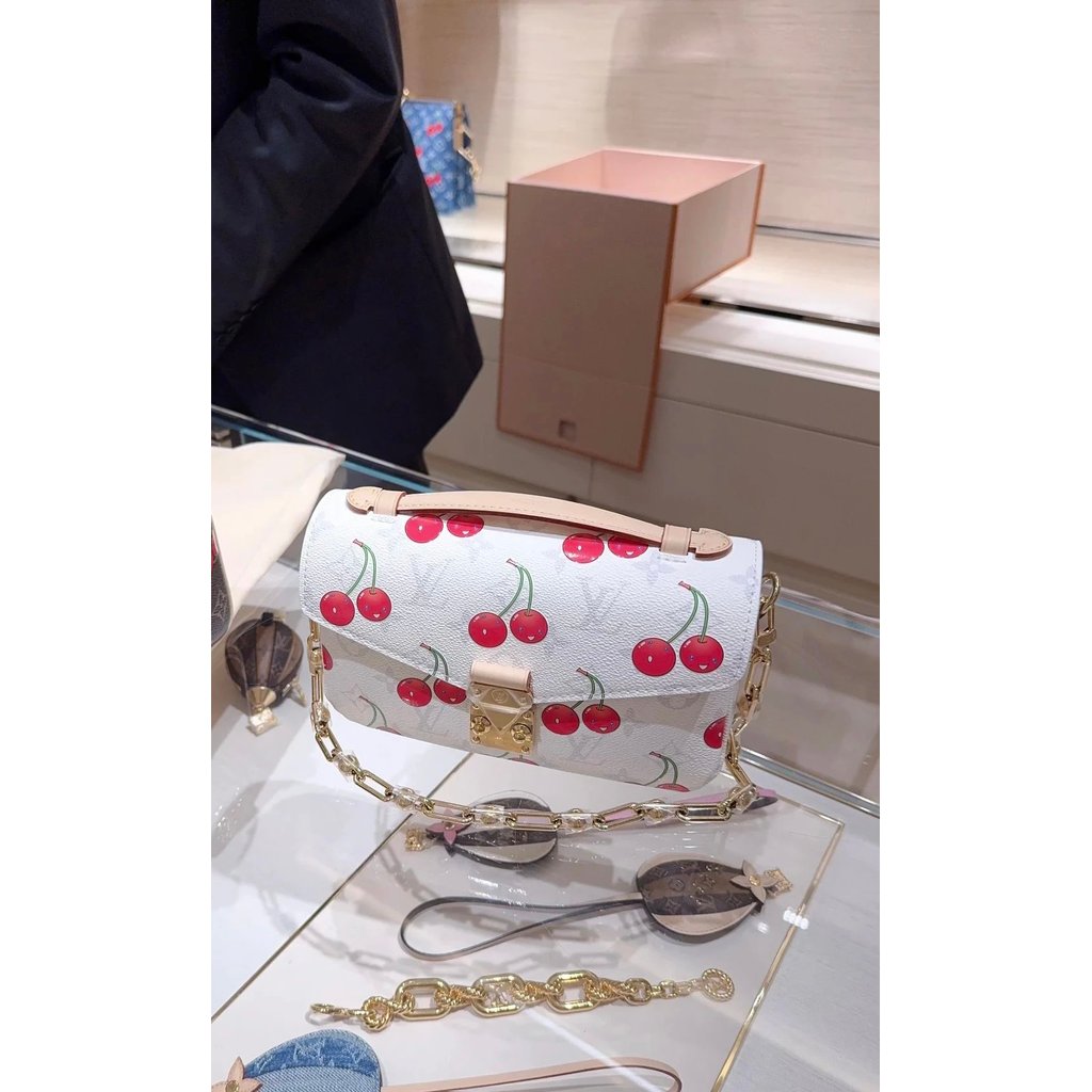 LV กระเป๋าผู้หญิง Louis Vuitton x Murakami Cherry Too Love Cherry White Messenger Bag จากคอลเล็กชัน 