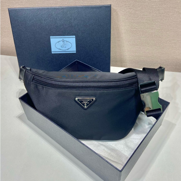 Pre order ราคา4200 Pd 2VL033A ไนลอน กระเป๋าคาดอก Size20*17cm