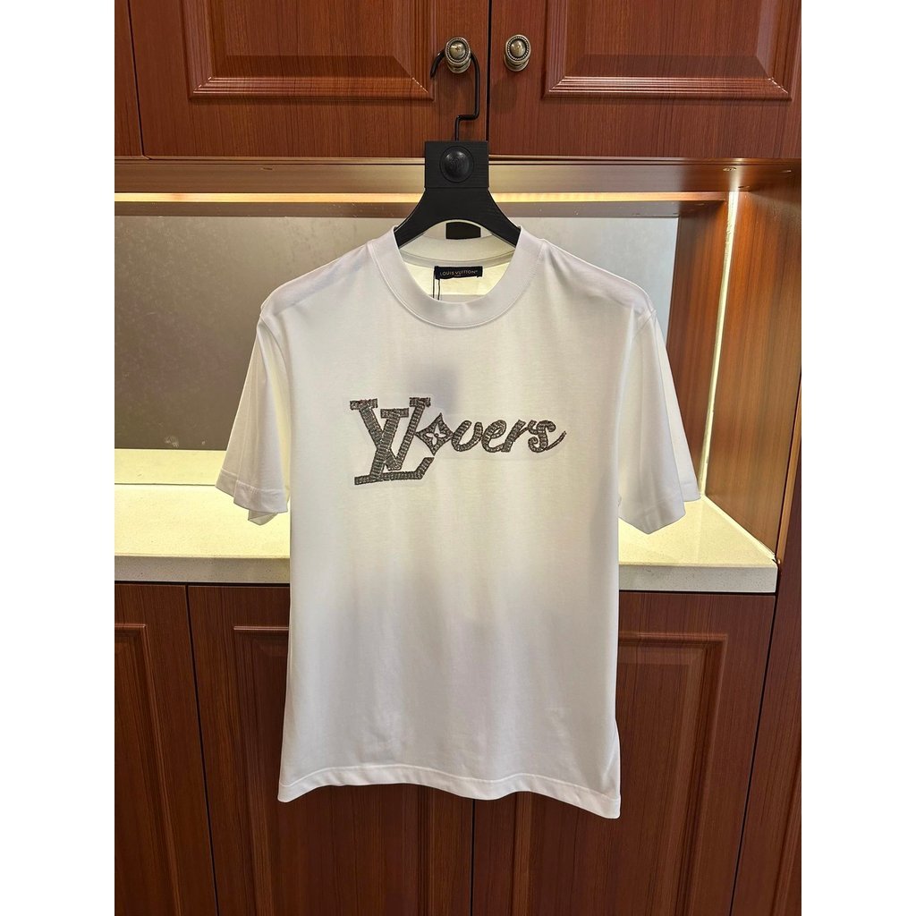 เสื้อยืดคอกลม Louis Vuitton มีโลโก้อยู่ที่หน้าอก
