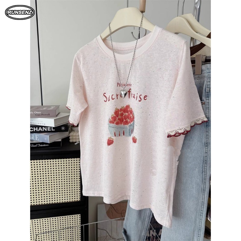 เสื้อผ้าฝ้ายสำหรับผู้หญิง ขนาด M-4XL พิมพ์ลายสตรอเบอร์รี่ ขอบแขนลายลูกไม้ สีชมพู สไตล์คลายๆ