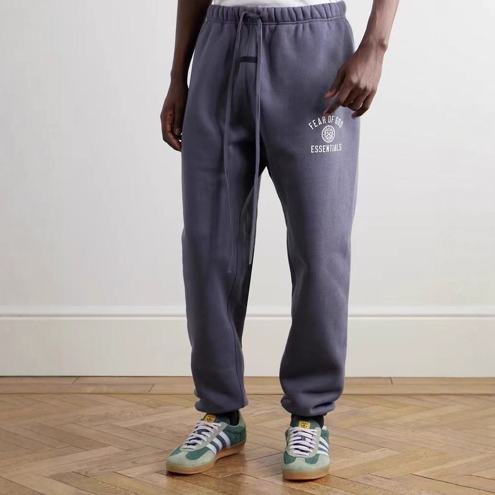 OU9Z FEAROFGODFOGESSENTIALS Double-Line Holiday Series Badge Print Jogger Pants
