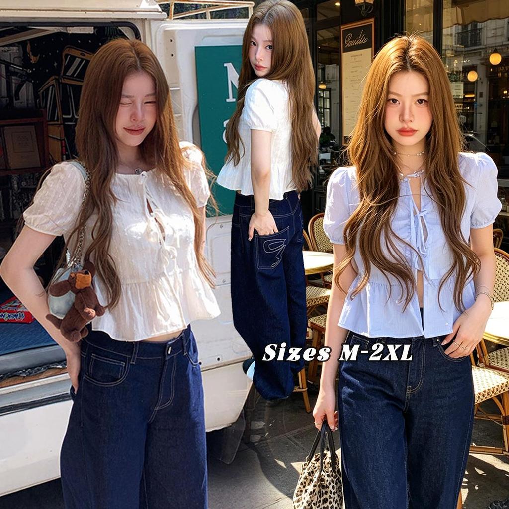 Chili Koko เสื้อครอปเชิ้ตแขนตุ๊กตา ระบายชาย ดีไซน์ผูกโบว์ด้านหน้าสุดน่ารัก เสื้อยืดแขนสั้นลายทางสีฟ้า ไซส์ใหญ่ w715