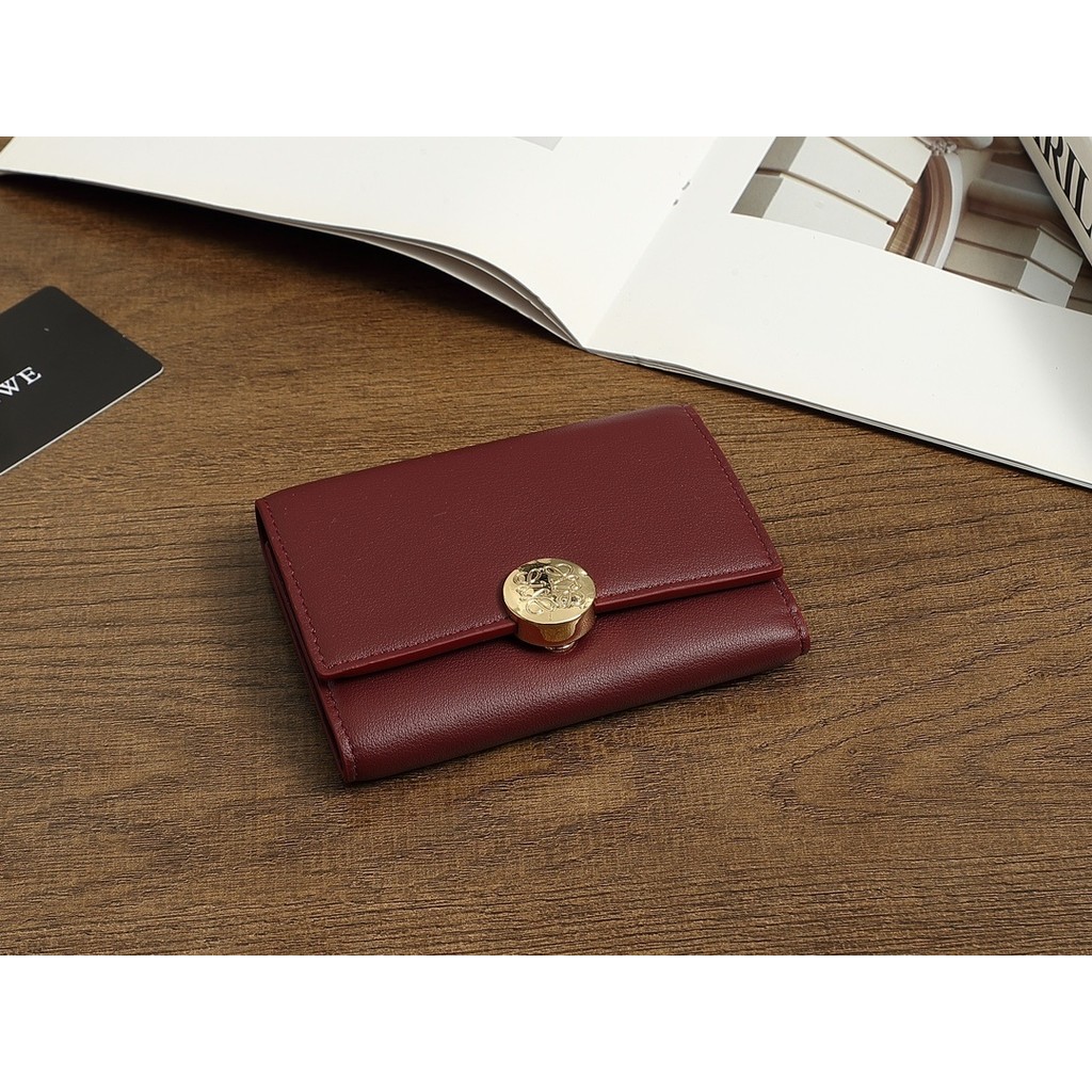 LOEWE ของแท้พร้อมกล่องและบิล กระเป๋าสตางค์ผู้หญิงทรงสามพับ L1133 ทำจากหนังคุณภาพดี