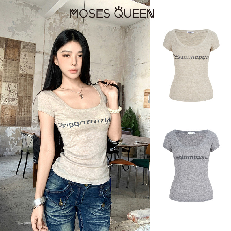 < MOSESQUEEN > โมเสส ราชินี เสื้อยืดแขนสั้นพิมพ์ลายตัวอักษรคอวีสําหรับฤดูร้อนดีไซน์เฉพาะเอวเข้ารูปเหมาะกับชุดลําลอง #63546