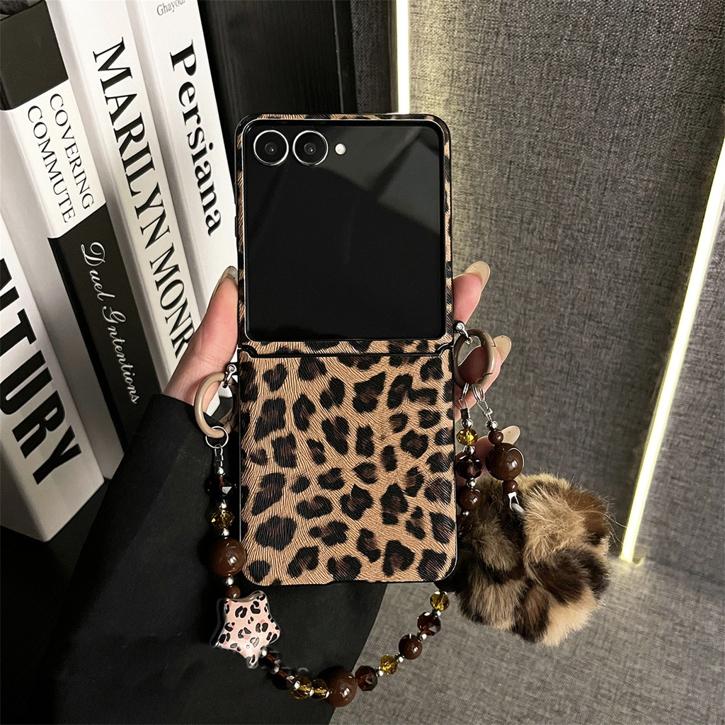 เกาหลีเสือดาวพิมพ์เคสโทรศัพท์พร้อม Fur Ball จี้สร้อยข้อมือสําหรับ Samsung Galaxy Z Flip 7 8 Flip8 Z Flip6 ZFlip 5 Zflip6 Zflip7