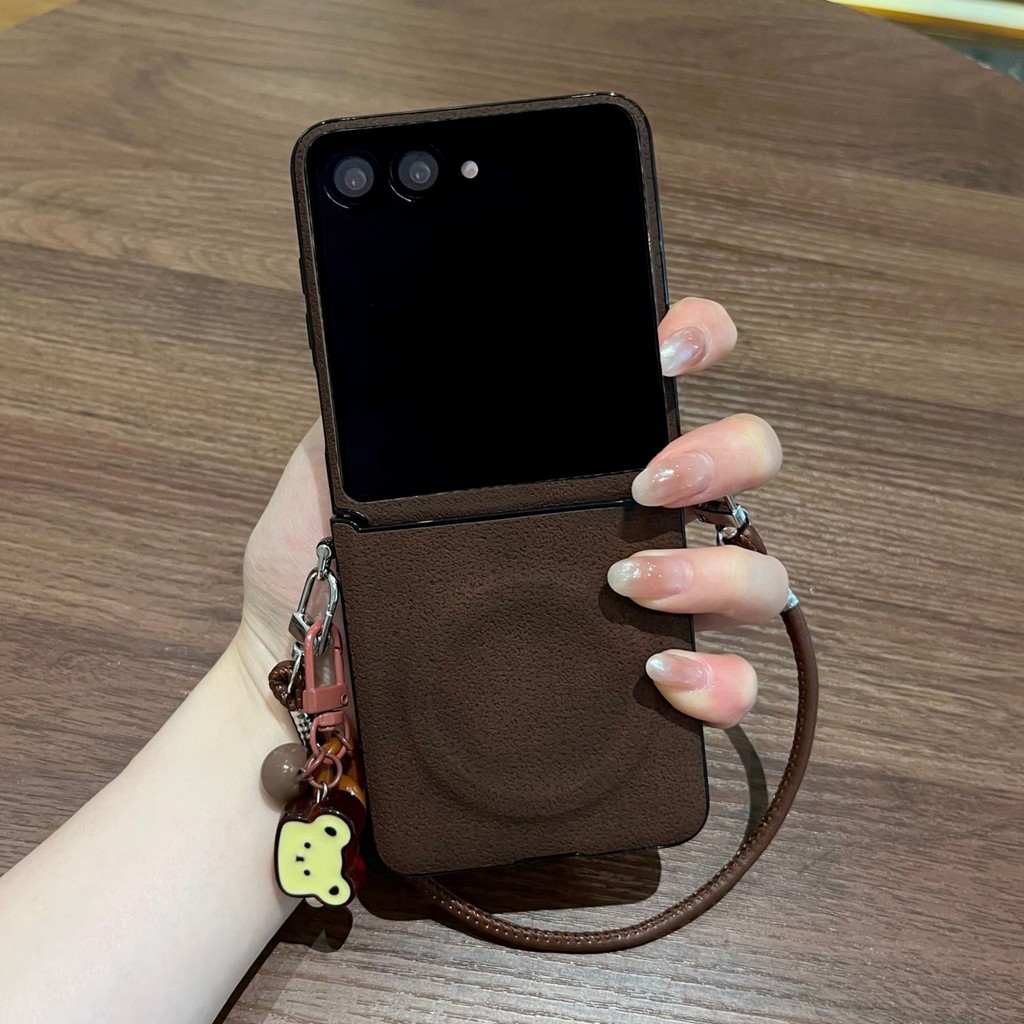 น่ารักแม่เหล็ก Moon Pit รูปแบบเคสโทรศัพท์หมีจี้หนังสําหรับ Samsung Galaxy Z Flip7 Z Flip6 Z Flip5 ปกหลัง
