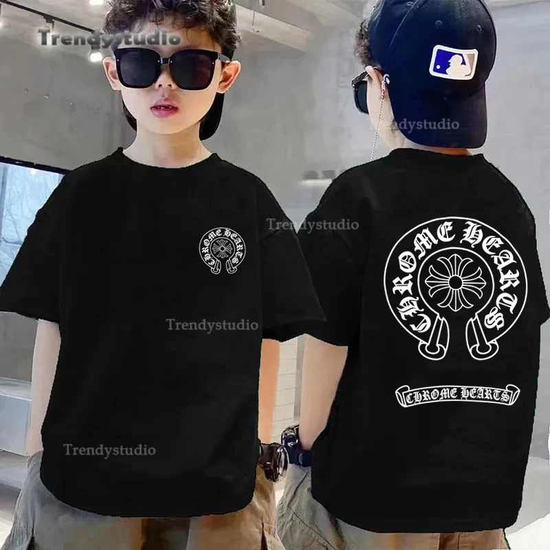 (จัดส่งตลอด 24 ชั่วโมง)เสื้อไทศิร์ตเด็กผู้ชายรุ่นใหม่ฤดูร้อน 2026 สีขาวพร้อมพิมพ์อักษร คอโค้งแฟชั่นและเป็นที่นิยมวันเด็ก