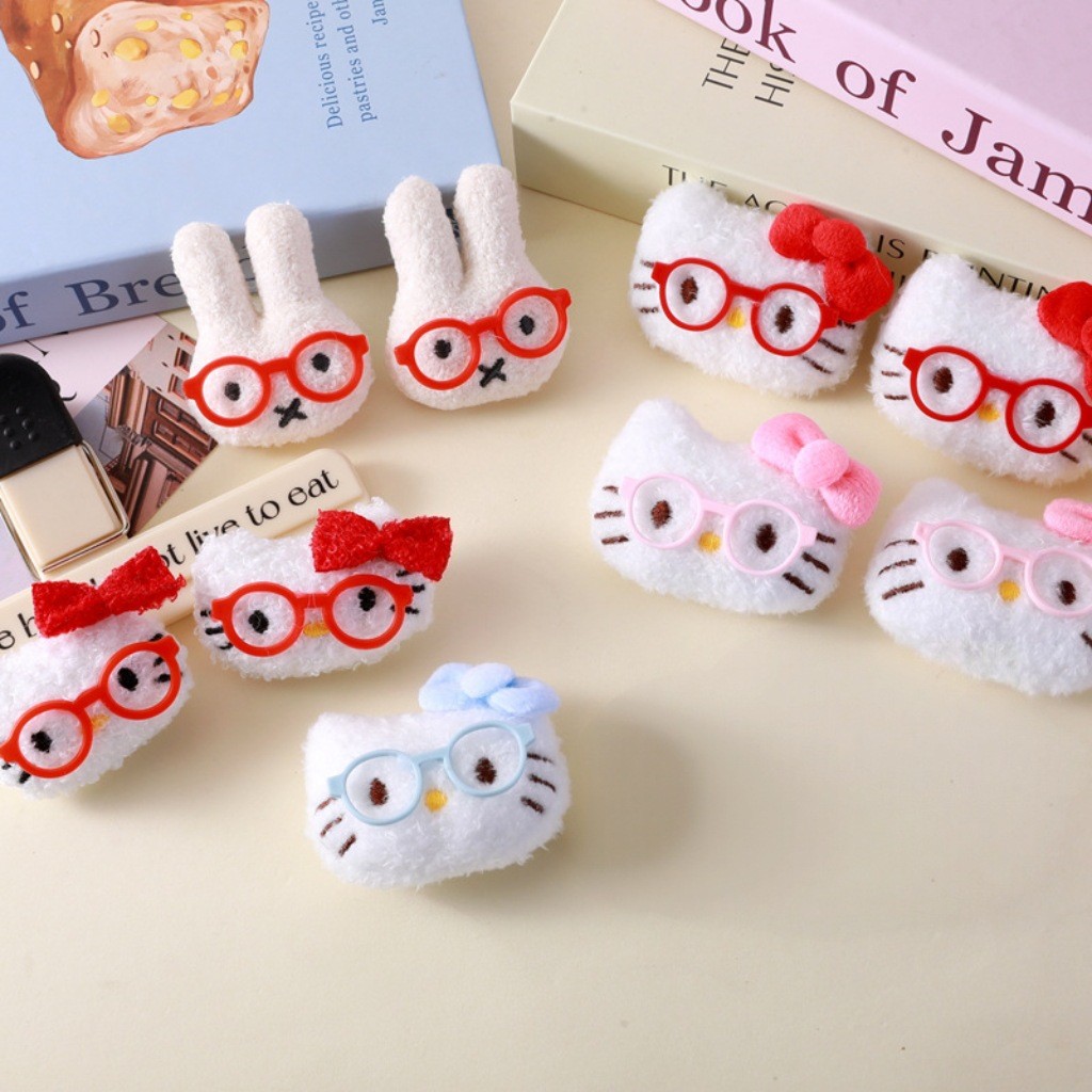 ตุ๊กตาแมวน่ารักพร้อมอุปกรณ์เสริม เข็มกลัดและจี้ตกแต่ง