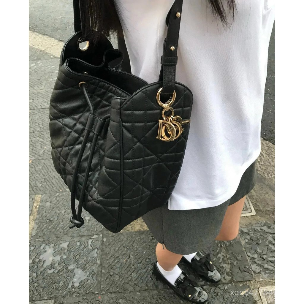 Dior Inspired Bucket Bag ใหม่ สไตล์เดียวกันกับ Jisoo กระเป๋าเป้สะพายข้างปรับได้ มีสายดึงปิดแบบมอเตอร
