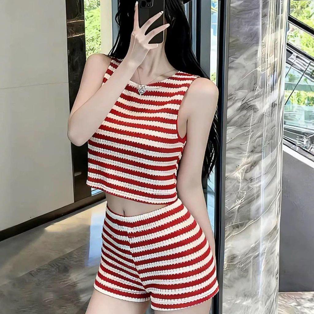 ชุดวันหยุดพักผ่อนสตรี สไตล์เรียบหรู ชุดสองชิ้น รูปที่ 3