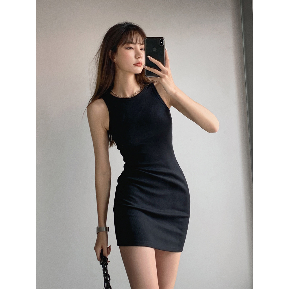 ชุดเดรสเกาหลี Over-The-Knee สีดำแขนกุด ทรงslim-fit สำหรับสาวๆ