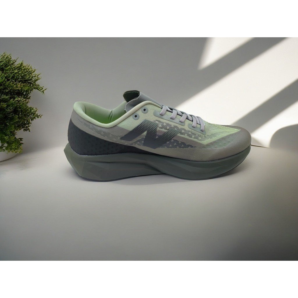 รองเท้าวิ่ง NB FuelCell Rebel v4