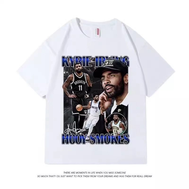 เสื้อยืดผู้ชายสไตล์โอเวอร์ไซซ์เรโทร พริ้นต์คอลเลจของKyrie Irving มีข้อความ "KYRIE IRVING" และ "HOOY 