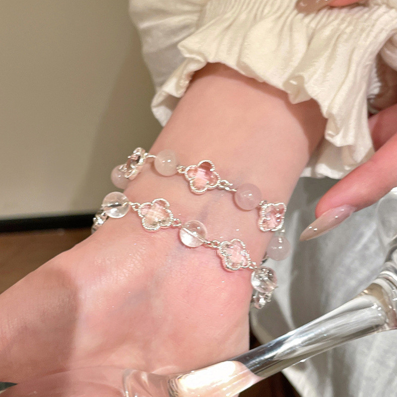 สร้อยข้อมือดอกไม้สี่ใบและลูกปัดอะคริลิกสำหรับสตรี
