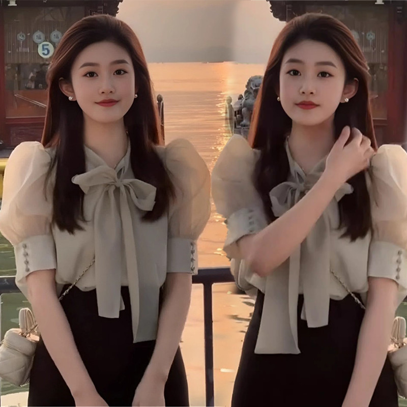 W335 เสื้อชีฟองสไตล์ฝรั่งเศสตัวใหม่จาก akifoon.store โดดเด่นด้วยโบว์ดีไซน์ไม่ซ้ำใคร แขนพอง และทรงเข้ารูป เหมาะสำหรับสวมใ