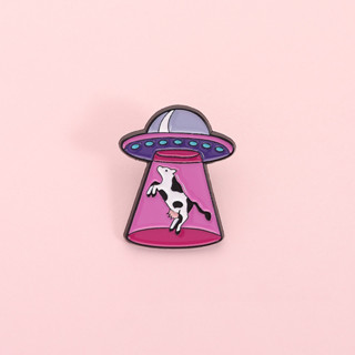 เข็มกลัดวัวสีดำและสีขาว ตกแต่งกระเป๋าเป้ พร้อมมอบเป็นของขวัญ…