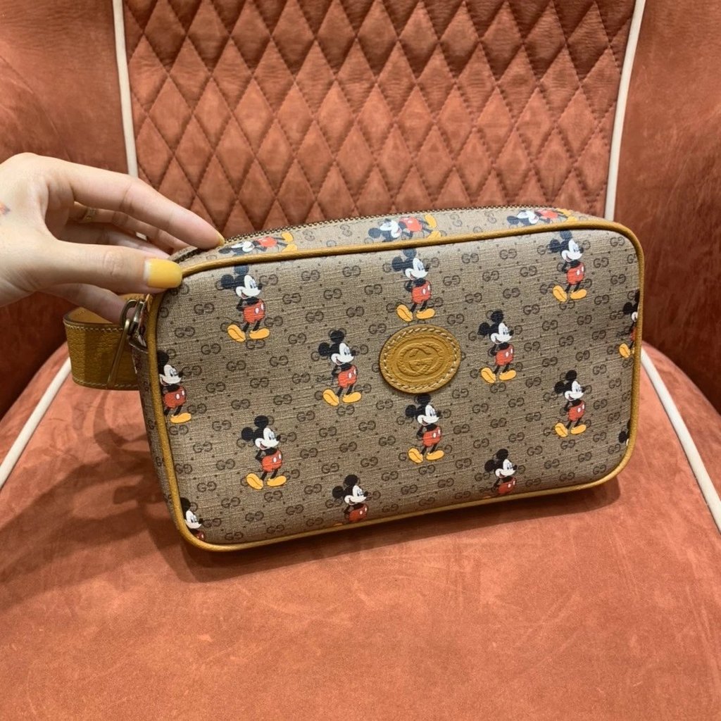 กระเป๋าคาดเอวหนังแท้ จากการ.COLAB กับ Disney