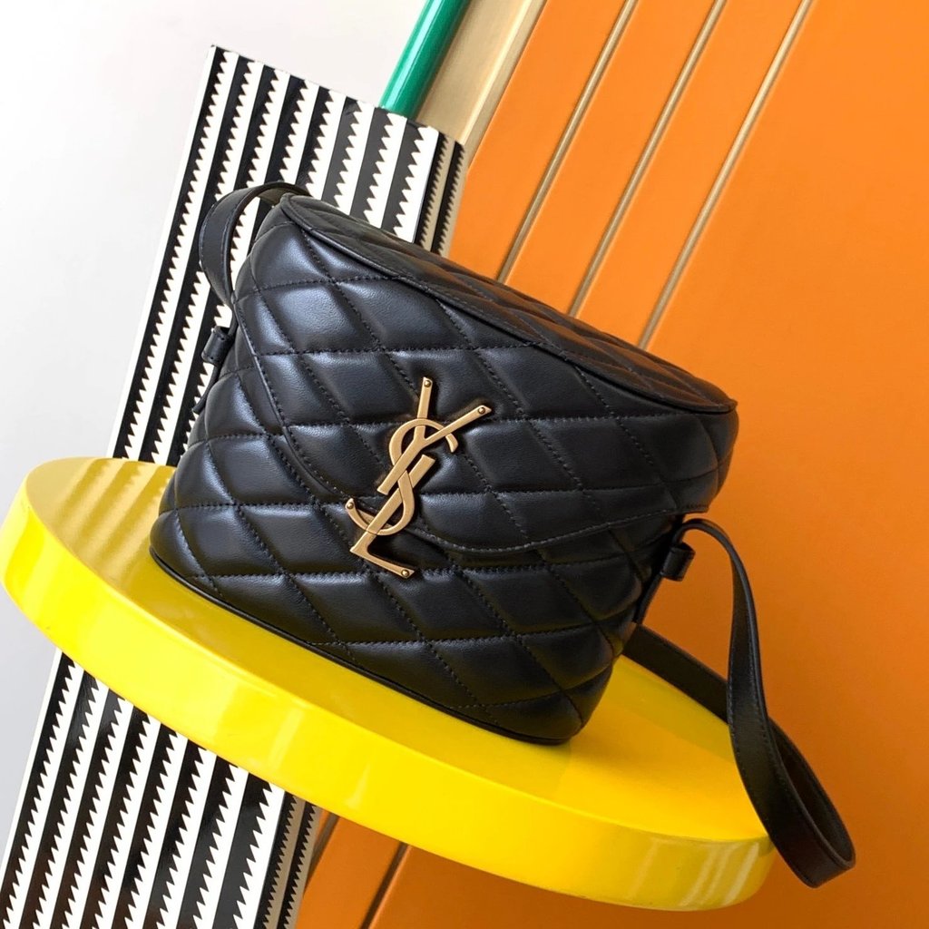 June Box Bag ดีไซน์เพชรทแยง สไตล์สะพายข้าง ทำจากหนังลามบ์สกินเงา ขนาด 19 x 15 cm