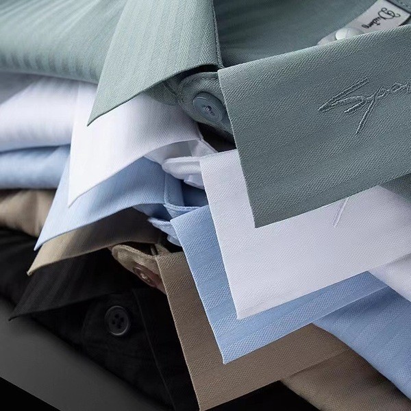 เสื้อเชิ้ตผู้ชาย แขนยาว gq official store เสื้อสูทผู้ชายแขนยาวลายขวางแนวตั้ง สไตล์ฤดูใบไม้ร่วง สีขาว