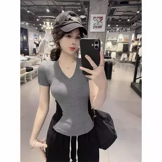 YOUMI ส่งไวจากไทย เสื้อยืดคอวี สีสันตัดกัน ทรงเข้ารูป ใส่สบาย สไตล์วินเทจ
