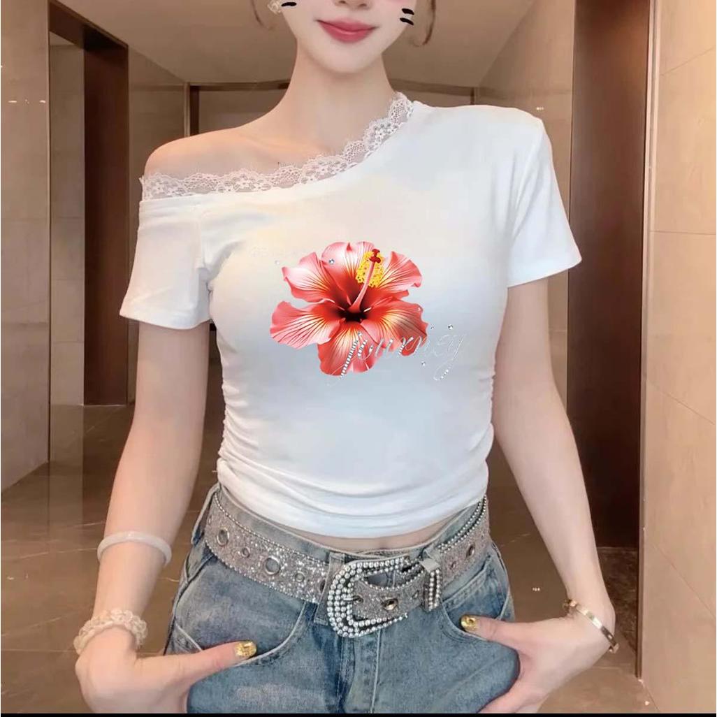 ส่ง24ชั่วโมง✨ เสื้อทีเชิร์ตคอเอียงขอบลูกไม้ ลายดอกไม้แดง ทรงรัดรูปครอปท็อป ผ้ายืดคุณภาพสูง | สีขาว/ดำ/เทา