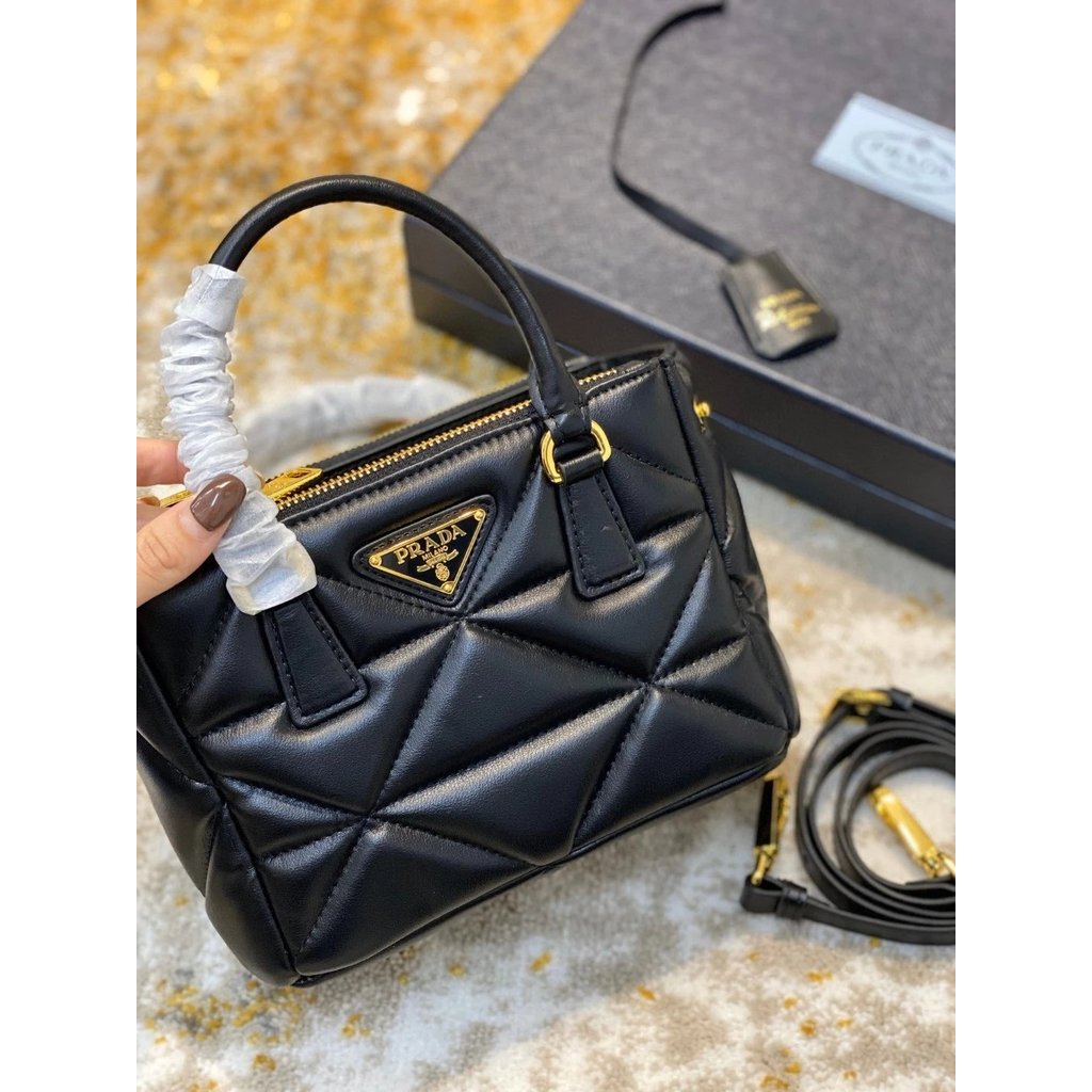 กระเป๋าสะพายข้างและคล้องไหล่_prada_ลายตารางเพชร มีป้ายสามเหลี่ยม สำหรับผู้หญิง