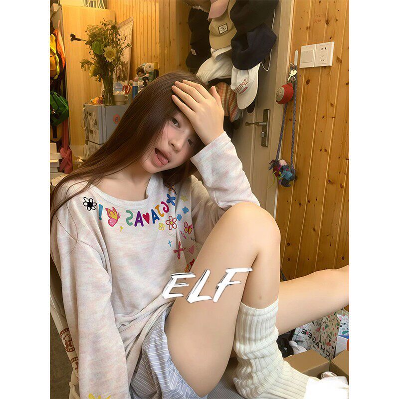 เสื้อยืดแขนยาวพิมพ์ลายกราฟฟิตีสีสันสดใส พร้อมฟีเจอร์กันแดดแบบสวมหัว