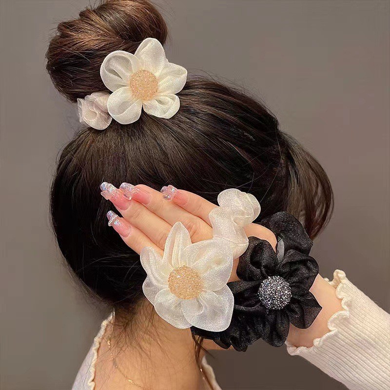 เครื่องประดับผมจากผ้ากอซเงางามแบบดอกทานตะวัน มีพลอยเทียม เพิ่มความหรูหรา