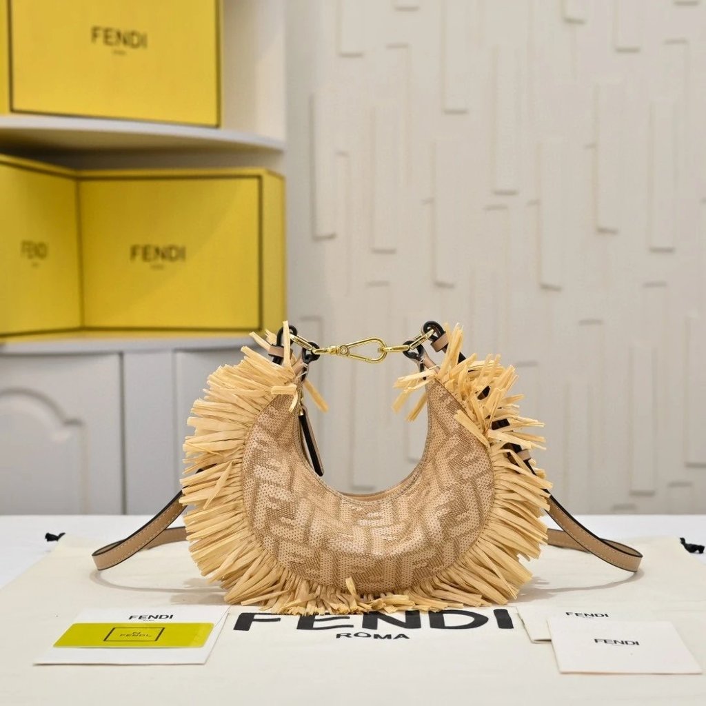 กระเป๋าครึ่งวงกลมสะพายข้าง Fendi FF Logo - Crescent Bag
