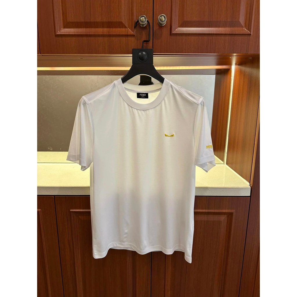 เสื้อยืดแขนสั้นคอกลมจากคอลเล็กชัน Fendi F Home 2025 พิมพ์ลาย Little Monster Eye