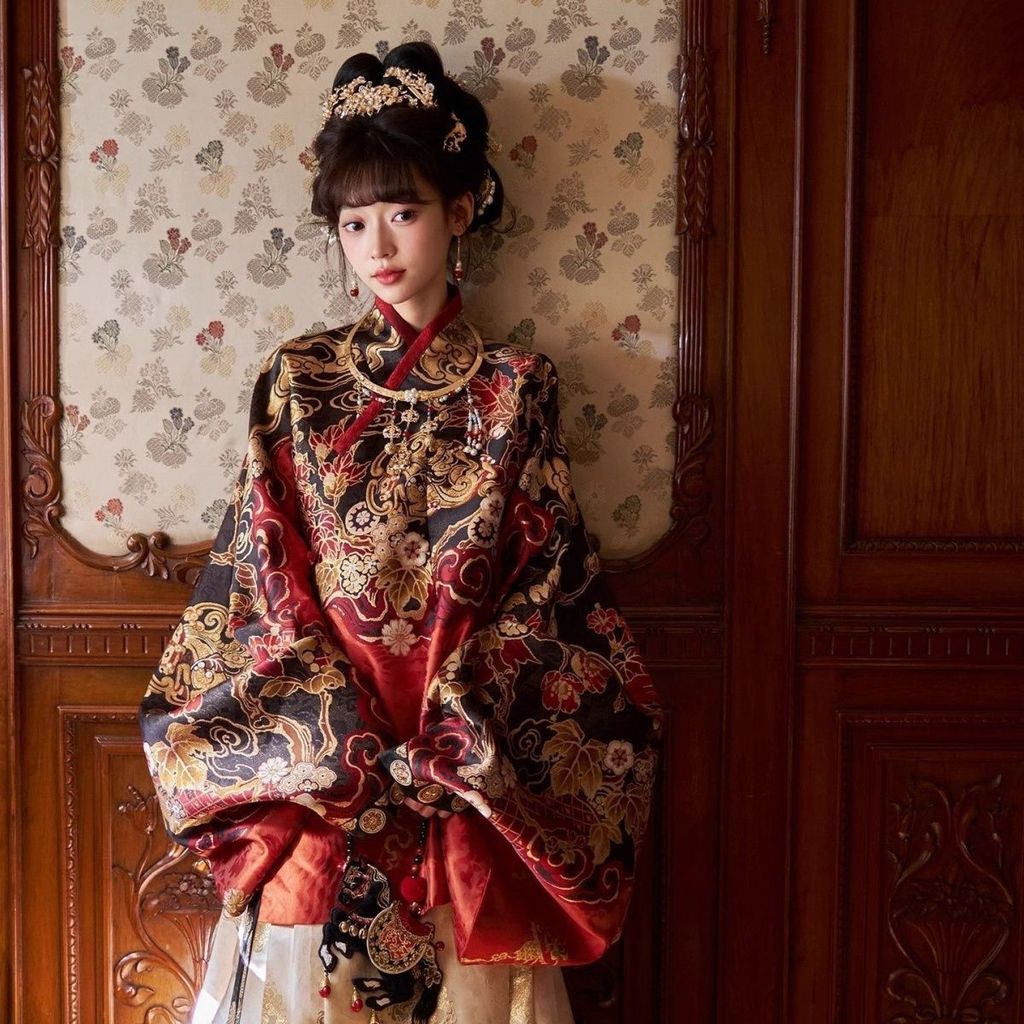 สิบสาม More Small Carda [Xuanma Qiankun] เสื้อผ้าปีใหม่ Pipa Sleeve Camisole กระโปรงอุตสาหกรรมหนักหญ