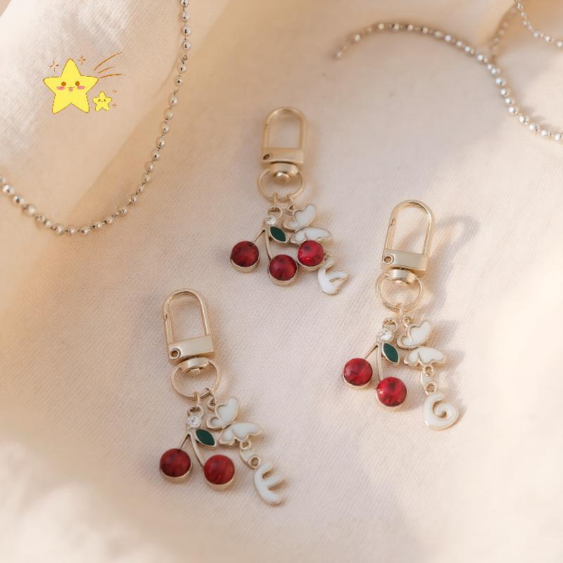 [JBTH] แฟชั่นเชอร์รี่ผีเสื้อพวงกุญแจ AZ จดหมายเริ่มต้นพวงกุญแจ Charms กระเป๋าจี้เครื่องประดับกุญแจรถคู่ของขวัญ [JB]