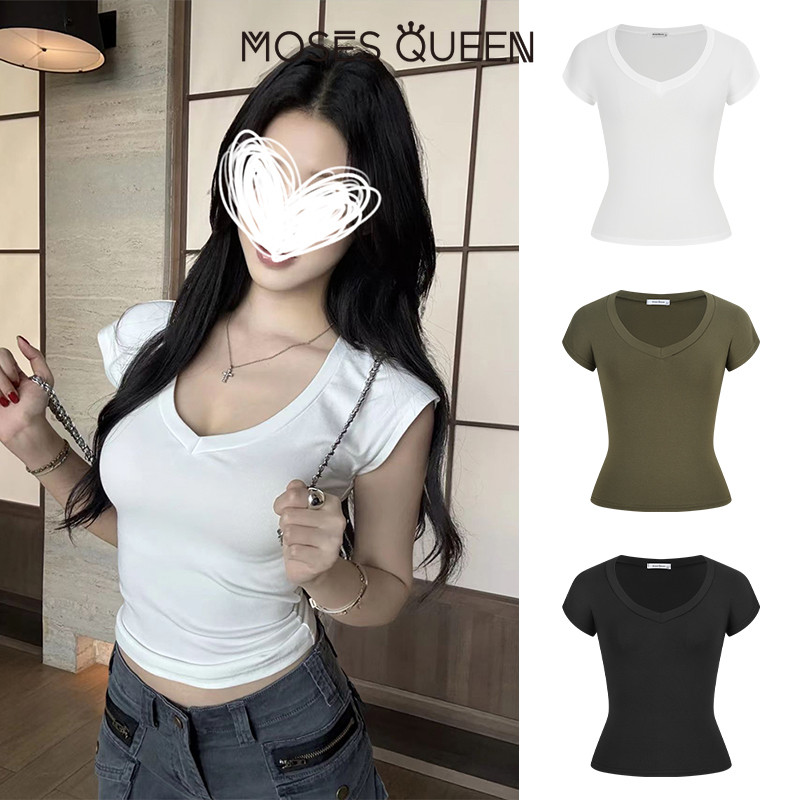 < MOSESQUEEN > เสื้อผ้าสกรีนสีขาว คอตว่า แขนสั้น สำหรับผู้หญิง — เสื้อตัวบนรูปทรงกระชับ ใส่สบายในฤดูร้อน ดูเพรียวและโดดเด่น พร้อมแขนแบบฟลัทเตอร์ #63531