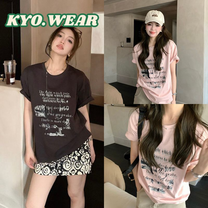 KYO 🌸【พร้อมส่ง】เรียบง่ายและมีสไตล์OVERSIZE ผู้หญิง พิมพ์ลาย "Overlapping Letters" ผ้าฝ้าย 100% ไม่ต้องรีด เสื้อคอกลม