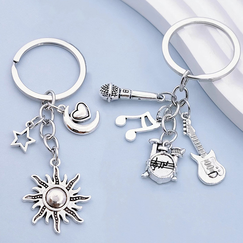 Creative Mini Alloy Cool Punk lnstrument พวงกุญแจไมโครโฟนหมายเหตุกีตาร์กุญแจรถ Charm เทศกาลเครื่องประดับของขวัญ