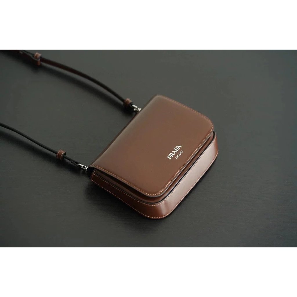 กระเป๋าสะพายหลังหนังแท้พร้อมโลโก้ Prada สไตล์สำหรับผู้หญิงและผู้ชาย ขนาดเล็กทรงเหลี่ยม พกพาสะดวก