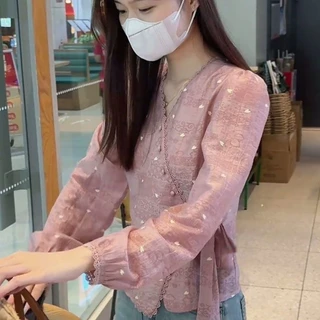 Dahong💖W702 เสื้อเบลาส์ผู้หญิง คอวี สงกรานต์ ลุควินเทจฝรั่งเศส สวมใส่สบาย เนื้อผ้าเบาบางนิ่ม สวมใส่สบาย