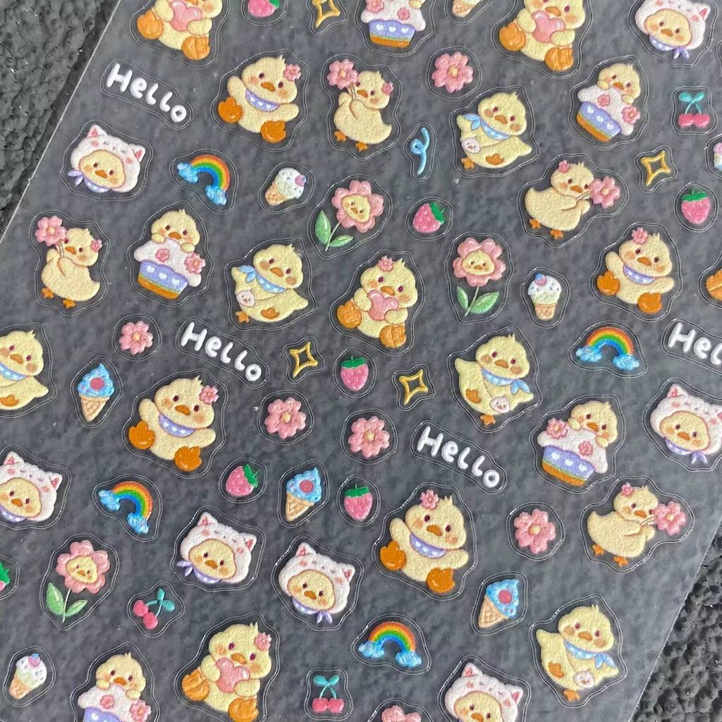 หนังสือสีแดงเล็กๆน้อยๆขายดีน่ารักการ์ตูนเป็ดน้อยสีเหลืองนูนเล็บสติกเกอร์กันน้ํากาวเจี๊ยบดอกไม้ตกแต่งเล็บสติ๊กเกอร์